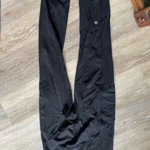 Lulu lemon 28in, size 6 black compression leggings with pockets.